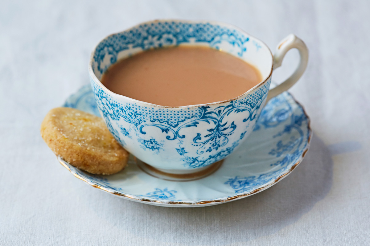 A cup of tea. Английский чай с молоком. Чашка чая с молоком. Британская чашка чая. Чай со сливками.